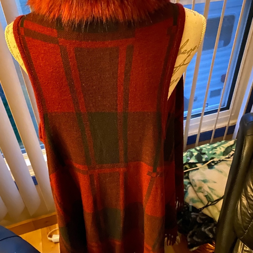 Luxurious Faux Fur Plaid Vest - Picture 6 of 8